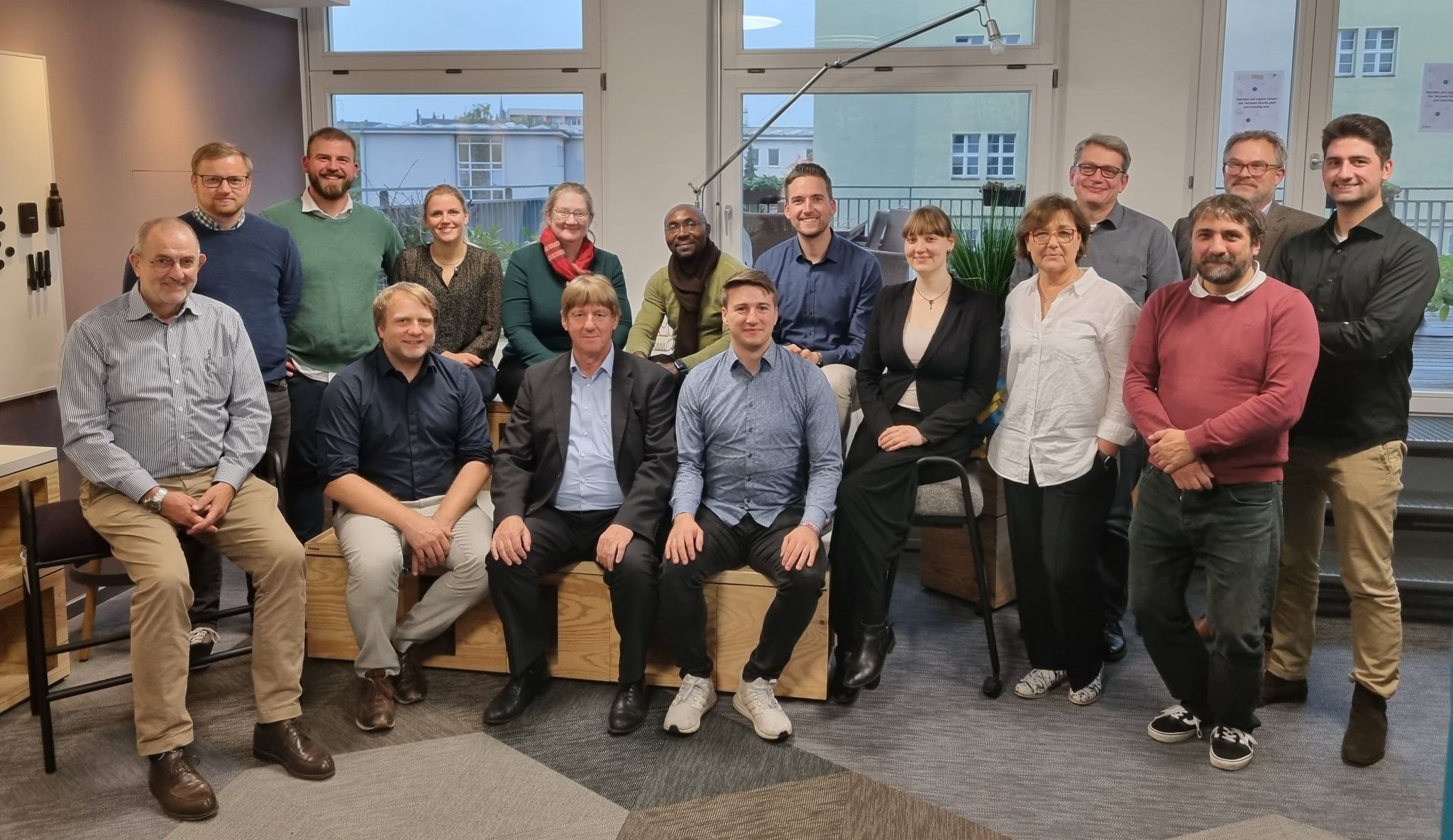 Auf diesem Bild sind die 16 Personen abgebildet, die unter anderem an der Umsetzung der eForms-DE mitgewirkt haben. Das Foto stammt vom Go-Live aus Berlin.